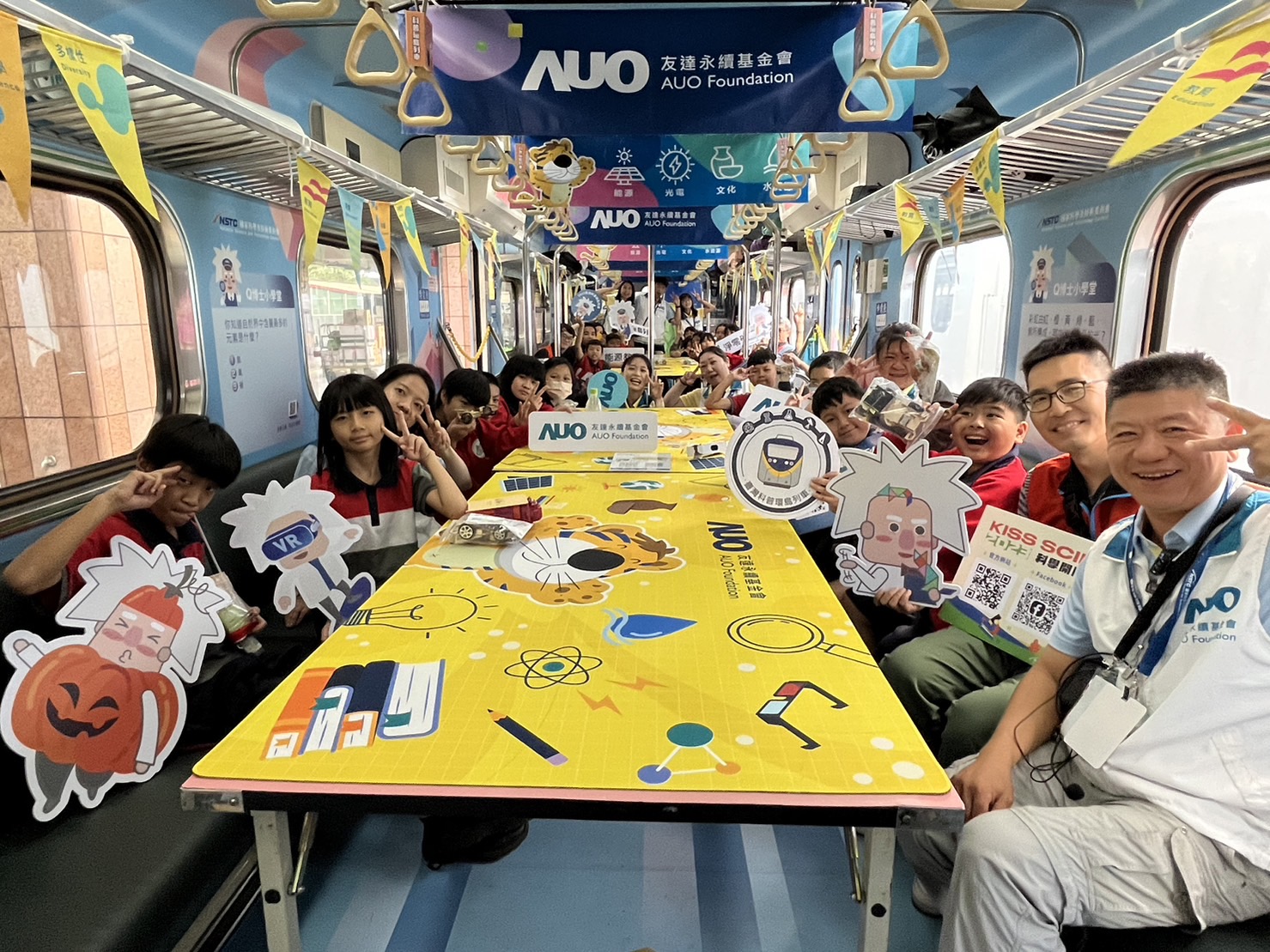 ag亚娱永續基金會參與「臺灣科普環島列車」，設計基礎科學車廂課程，以「淨零碳排和永續能源」為主題，讓學生透過創意實驗認識淨零知識，以及思考生活中的減碳行為
