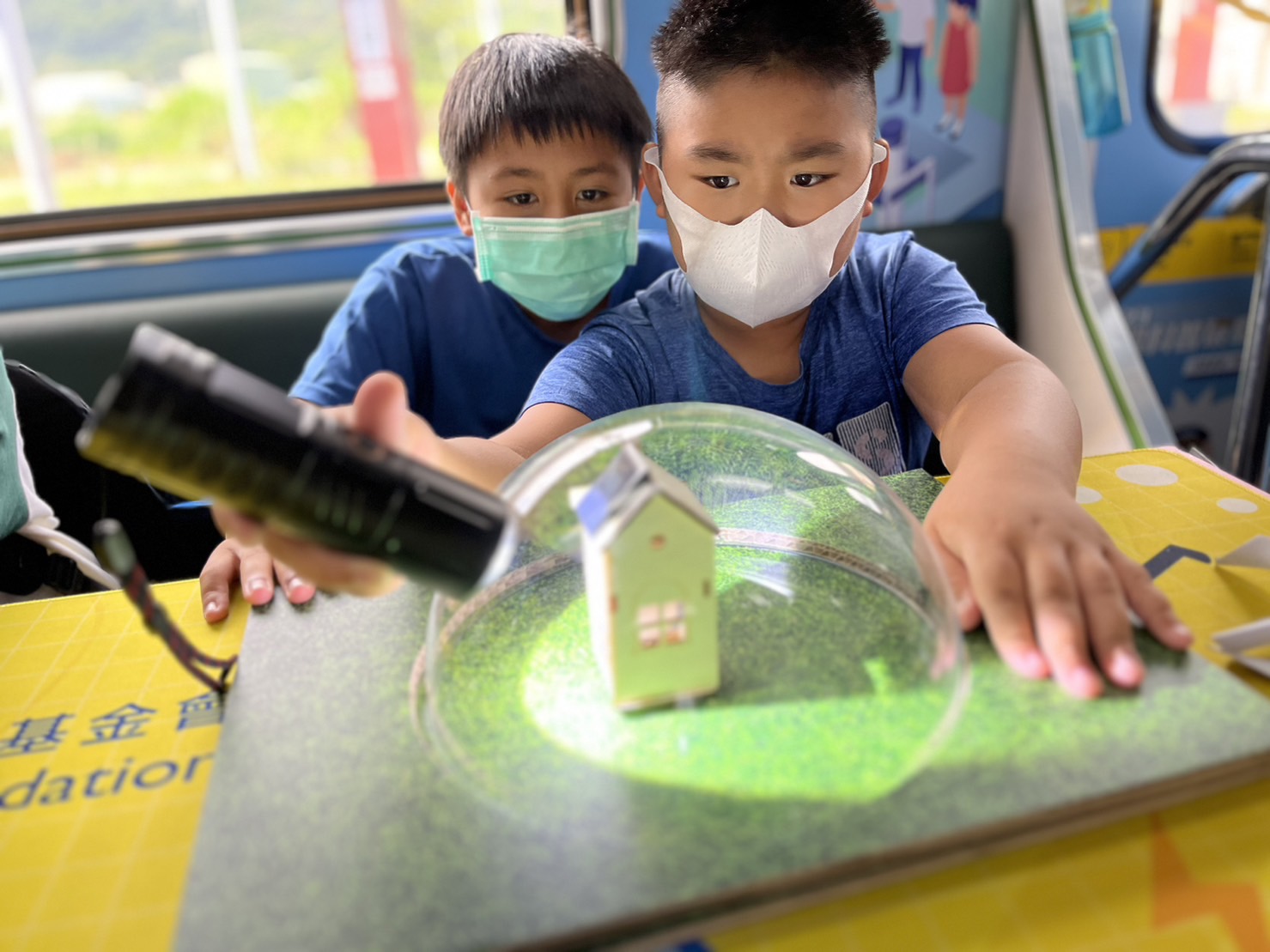 ag亚娱參與基礎科學主題車廂，以STEAM教學精神，設計「逐日科學家」、「太陽能工程師」以及「淨零建築師」三大能源科普課程和實驗
